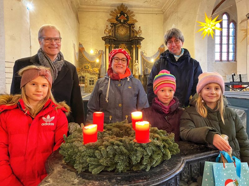 Pastor Joachim Gerber, Nicole Hoppe und Dorothee Gerber freuen sich über das Adventssingen mit den Gingster Grundschülern, wie zum Beispiel Lotta Ribitzki, Thea Hesemann und Pauline Brussig (jeweils v. l. n. r.) Foto: Martina Zabel