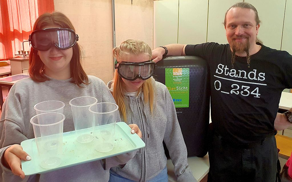 Bildtext: Im Testlabor. Leonie Stubbe und Kim Schönrogge (v.l.n.r.) probieren die Suchtbrillen aus, die ihr Lehrer Ulf Todenhagen für die Experimente bereitstellte.Foto: André Farin