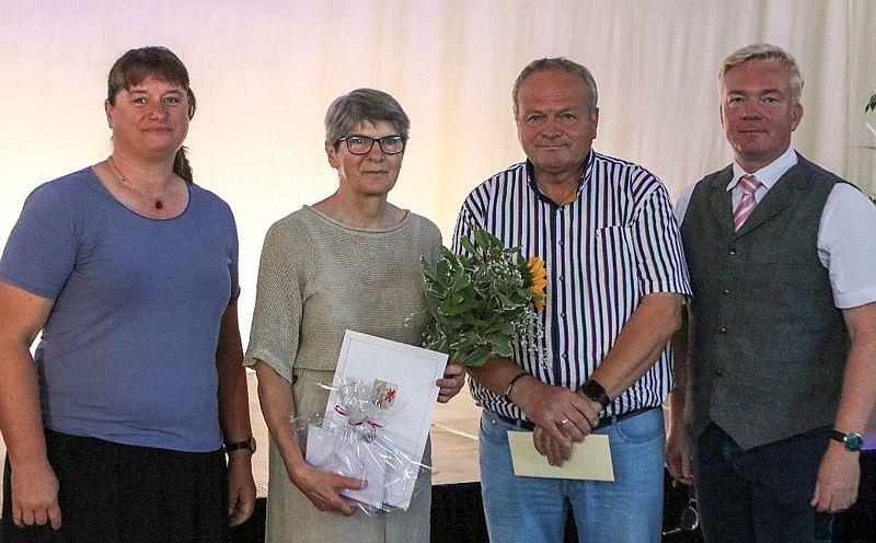 Holger Kliewe (2.v.r) überreicht zusammen mit André Farin (1.v.r.) und Martina Zabel (1.v.l.) den diesjährigen Ehrenamtspreis persönlich an die ehemalige Lehrerin Petra Saal (2.v.l.). Foto: Lisa Wurzler