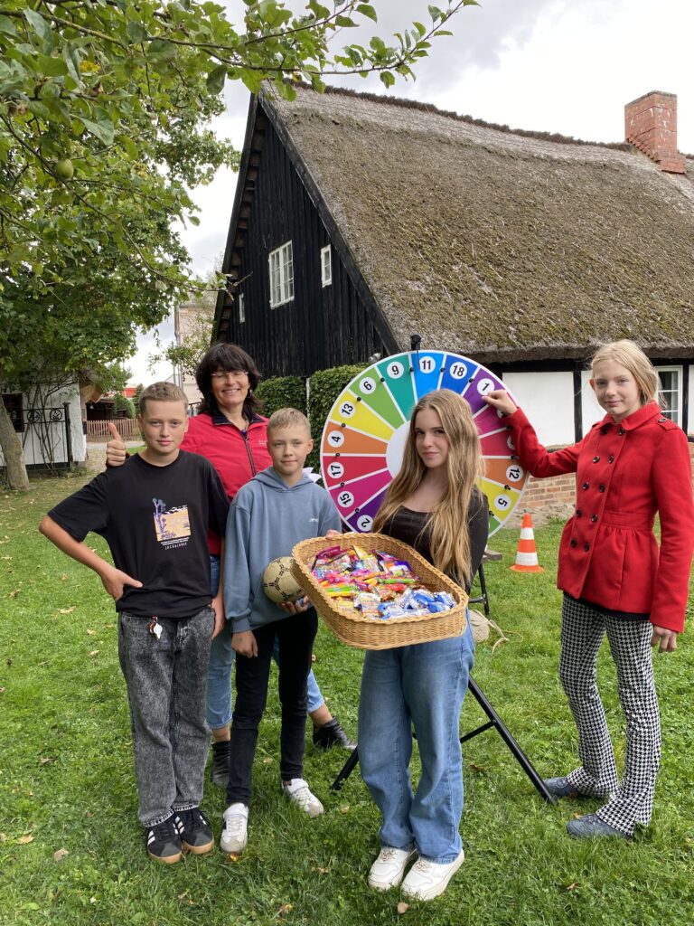 Kinderfest-Organisatorin Heide Saathoff (2.v.l.) mit einigen fleißigen Helfern aus der Gingster Schule. Foto: Martina Zabel