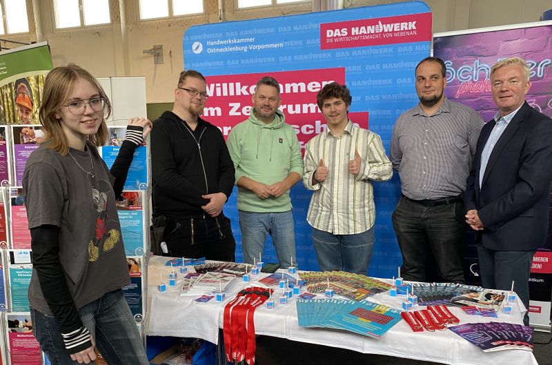 Am Stand der Handwerkskammer Ostmecklenburg-Vorpommern der diesjährigen Berufsmesse in Gingst: Toni Bergmann, Goswin Schreck, Holger Lobitz, Felix Krause, Nico Last und André Farin (v.l.n.r.) Foto: Martina Zabel